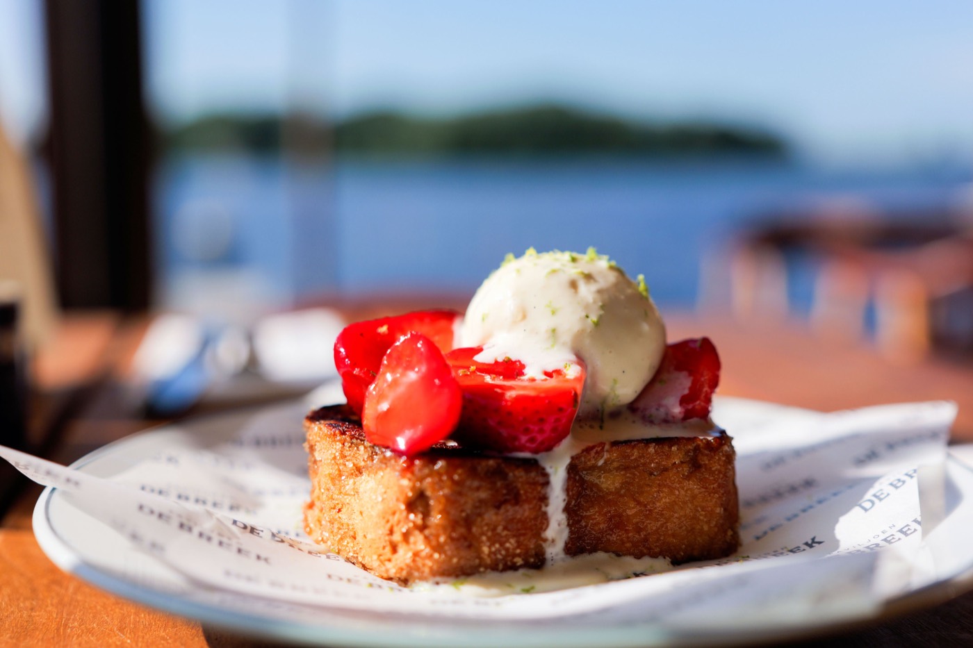 Gedekte tafels voor een besloten diner in Paviljoen De Breek bij avondlicht