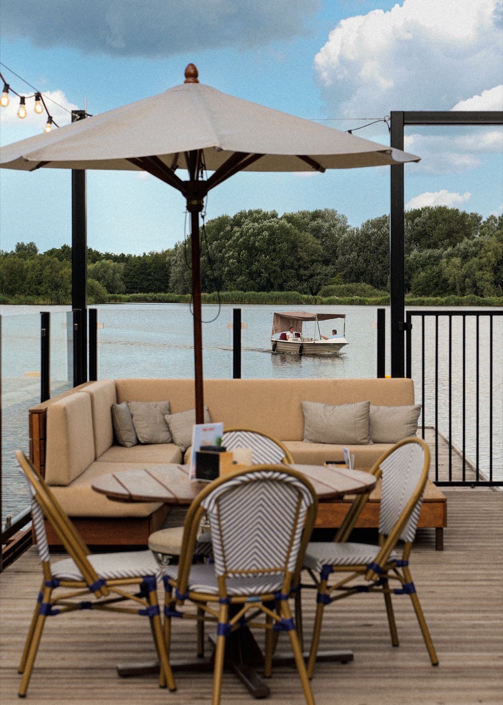 Loungehoek van Paviljoen De Breek, met uitzicht over de plas