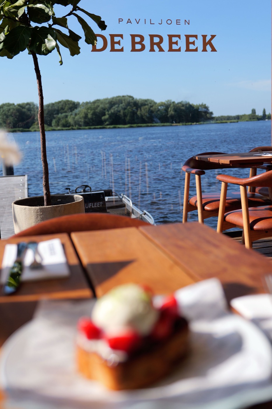 Uitzicht over het water vanaf het terras van Paviljoen De Breek
