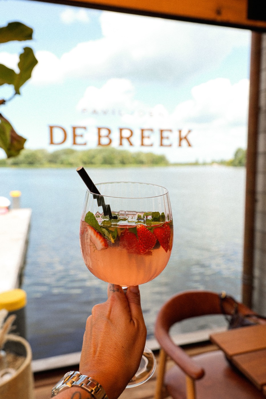 Een drankje bij Paviljoen De Breek, met uitzicht over het water