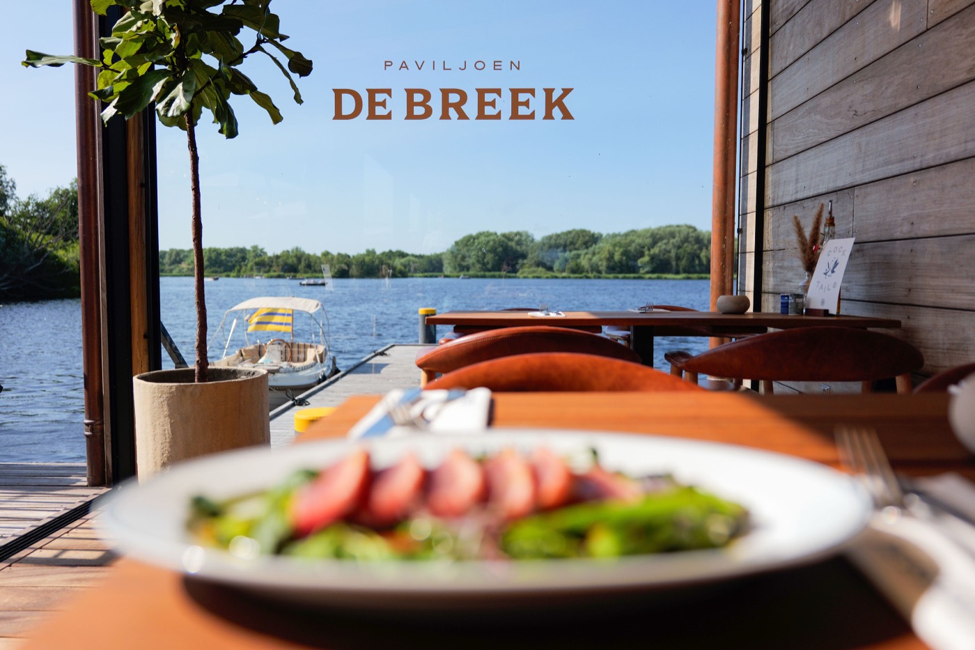 Gerecht op het terras van De Breek, met de boten op de plas op de achtergrond