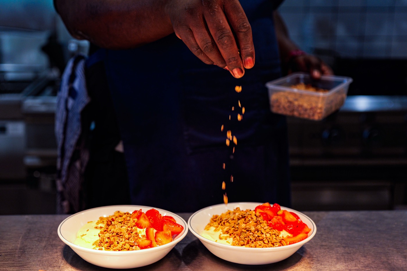 Handen aan het werk in de keuken van Paviljoen De Breek