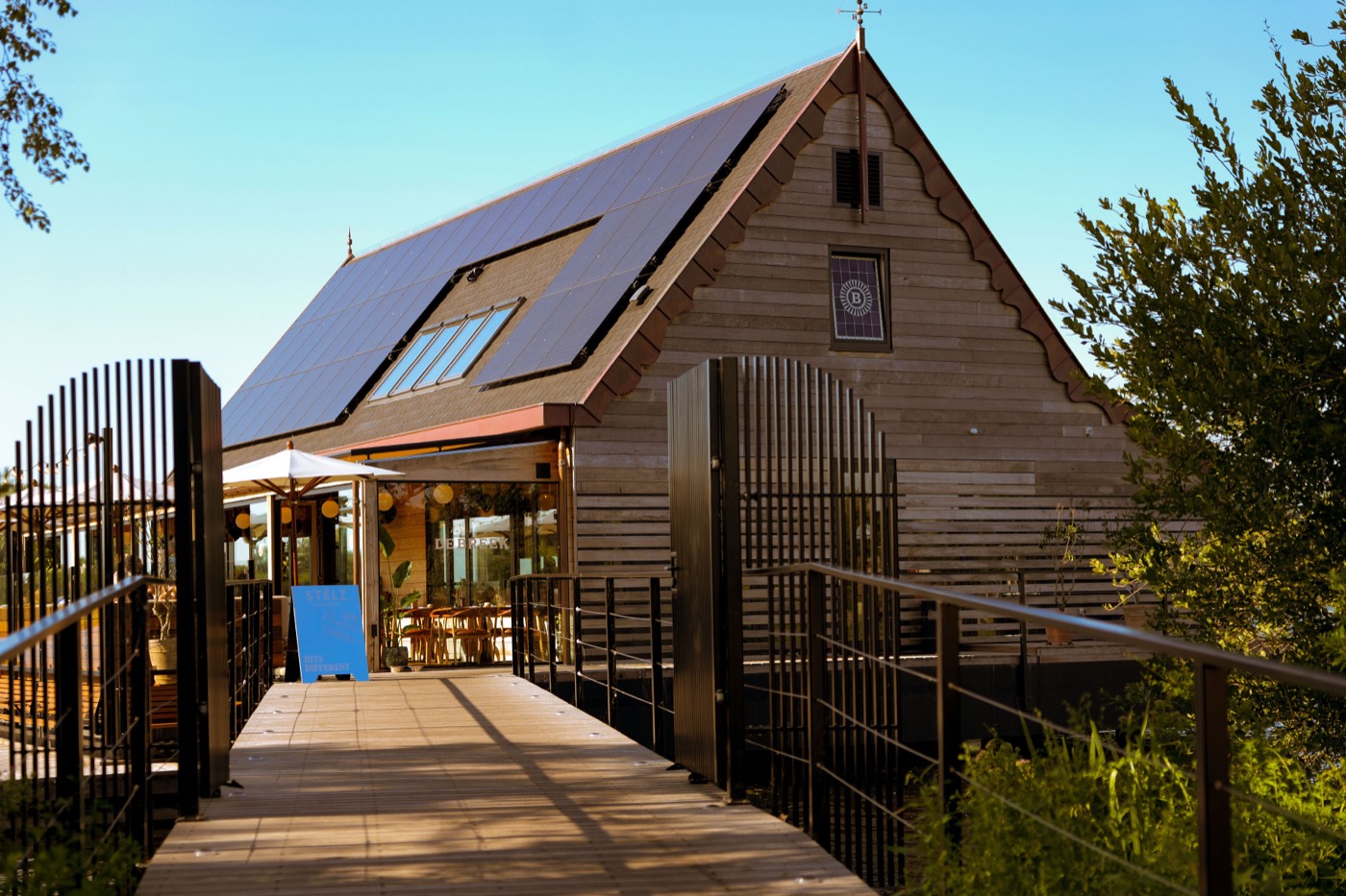 Het hele paviljoen van Paviljoen De Breek, met de loopbrug als entree